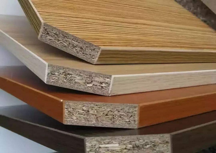 颗粒板是由木材和木质纤维,外加胶粘剂在热压下制作而成的人造板,被
